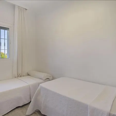 Villa De Lujo Elegante En Con Jardin Exuberante - Es-175-42
